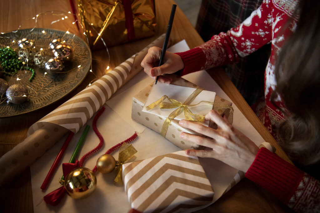 couple-giving-each-other-christmas-gifts - SastaOffer Hobby-based Gifts